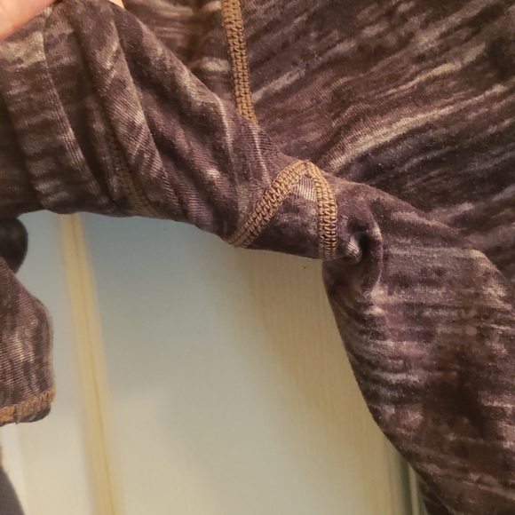 Athleta Gray Camo Capris Size XS - Picture 5 of 8